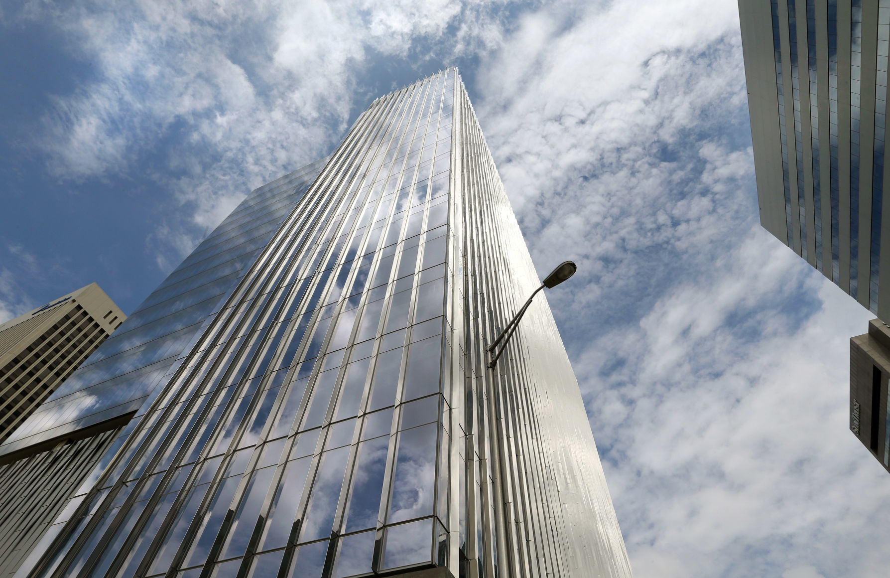 Gateway Plaza -- 276 feet